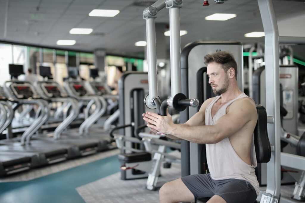 hombre en gimnasios